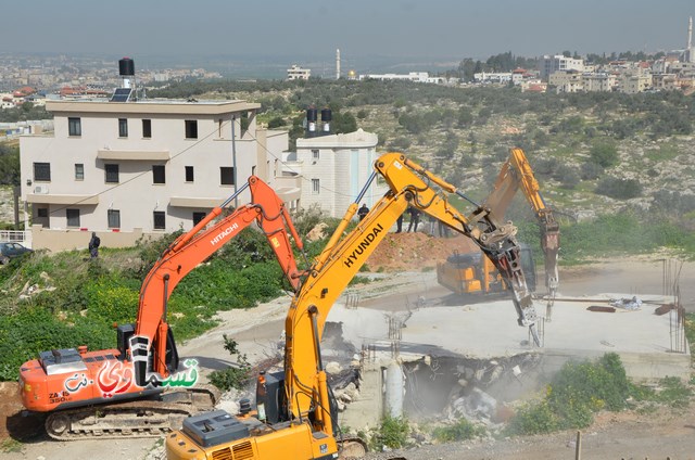 فيديو: قوات كبيرة ومُدججة بالدبابات والصواريخ تهدم اساسات بيت الشيخ غازي عيسى بحجة البناء في ارض المنهال ...